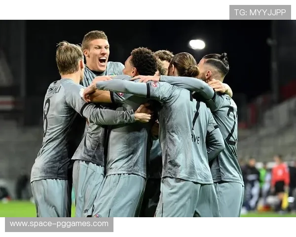 恩梅查与圣保利球员拼抢，多特蒙德中场控制力展现