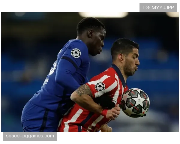 特写镜头：马竞后卫在成功封堵一次肋部渗透后，向队友大声呼喊布置防线